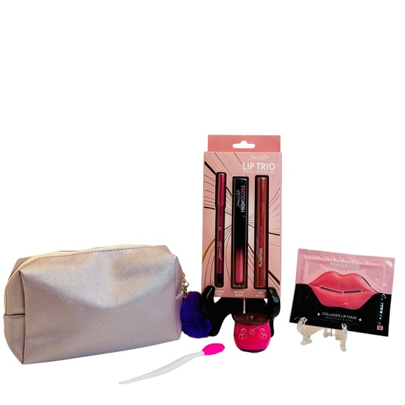 KISS AND GLAM UP SET SILVER COSMETIC BAG WITH POM POM - Picture 1 of 1